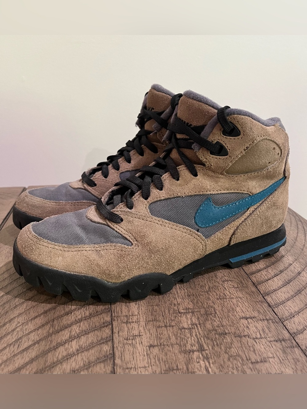 Vintage Nike OG 1994 Caldera Hiking Shoes Women’s Size 7 ACG  Suede 940709-IB